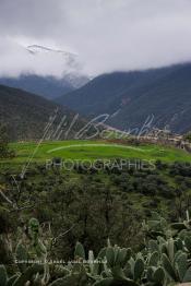 Image du Maroc Professionnelle de  Aghbalou un village berbère qui a su préserver sa culture et ses traditions située à 20km au sud d’Amezmiz, au pieds des montagnes du Haut Atlas, dans la région de Marrakech, ici en terre d’Amazigh, depuis toujours les berbères du sud pratiquent une architecture de terre, les méthodes et les techniques de constructions sont ancestrales, ce type d’habitat en terre constitué d’argile et de grés n’a jamais été influencé par les styles arabes ou hispano-mauresque. Le 27 Février 2006. (Photo / Abdeljalil Bounhar)
